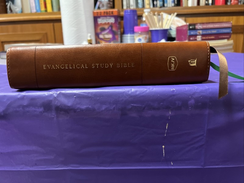 Evangelical Study Bible NKJV Brown Leathersoft Comfort Print gallery