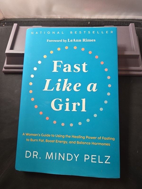 Fast Like a Girl : A Woman’s Guide to Using the Healing Power of Fasting to Burn
